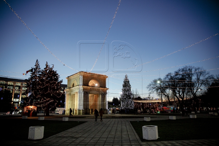 Principalul Pom de Crăciun al ţării, inaugurat. Cum arată ziua şi cum se transformă noaptea (FOTO)