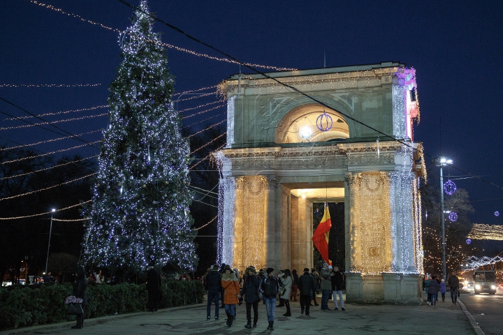 Principalul Pom de Crăciun al ţării, inaugurat. Cum arată ziua şi cum se transformă noaptea (FOTO)