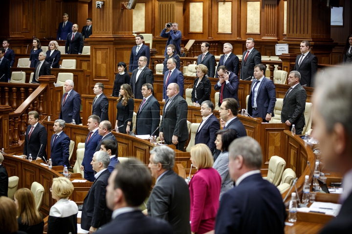 Ultima şedinţă din acest an la Parlament. Deputaţii s-au distrat şi au aplaudat (FOTOREPORT)