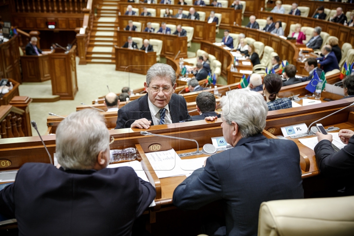 Ultima şedinţă din acest an la Parlament. Deputaţii s-au distrat şi au aplaudat (FOTOREPORT)