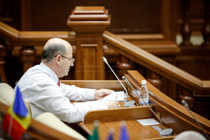 Ultima şedinţă din acest an la Parlament. Deputaţii s-au distrat şi au aplaudat (FOTOREPORT)