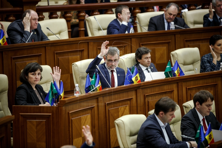 Ultima şedinţă din acest an la Parlament. Deputaţii s-au distrat şi au aplaudat (FOTOREPORT)