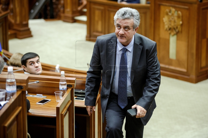 Ultima şedinţă din acest an la Parlament. Deputaţii s-au distrat şi au aplaudat (FOTOREPORT)