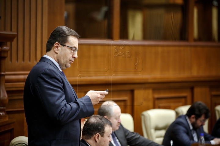 Ultima şedinţă din acest an la Parlament. Deputaţii s-au distrat şi au aplaudat (FOTOREPORT)