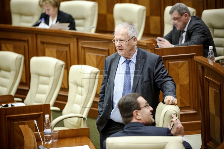 Ultima şedinţă din acest an la Parlament. Deputaţii s-au distrat şi au aplaudat (FOTOREPORT)