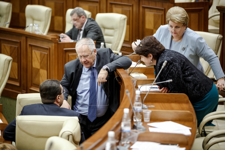 Ultima şedinţă din acest an la Parlament. Deputaţii s-au distrat şi au aplaudat (FOTOREPORT)