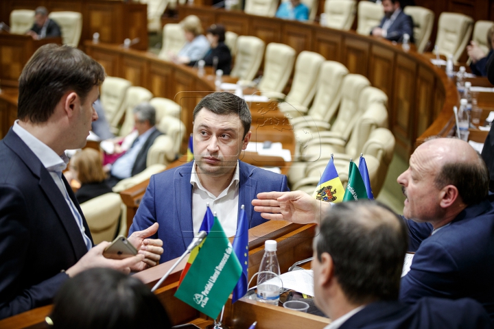 Ultima şedinţă din acest an la Parlament. Deputaţii s-au distrat şi au aplaudat (FOTOREPORT)