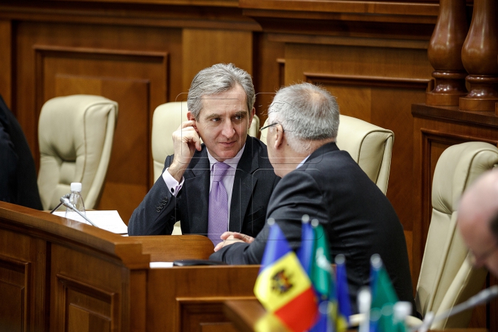 Ultima şedinţă din acest an la Parlament. Deputaţii s-au distrat şi au aplaudat (FOTOREPORT)