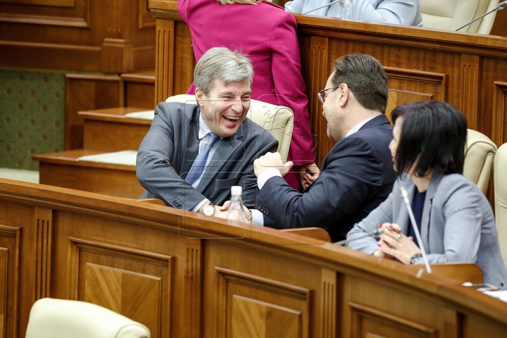 Ultima şedinţă din acest an la Parlament. Deputaţii s-au distrat şi au aplaudat (FOTOREPORT)