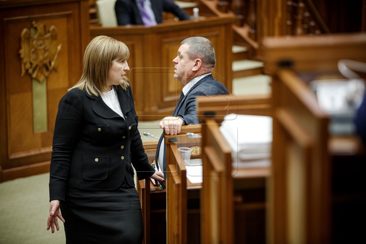 Ultima şedinţă din acest an la Parlament. Deputaţii s-au distrat şi au aplaudat (FOTOREPORT)