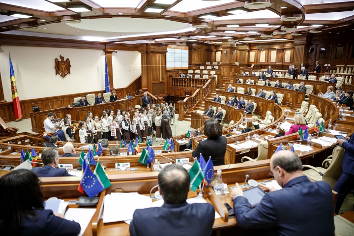 Ultima şedinţă din acest an la Parlament. Deputaţii s-au distrat şi au aplaudat (FOTOREPORT)