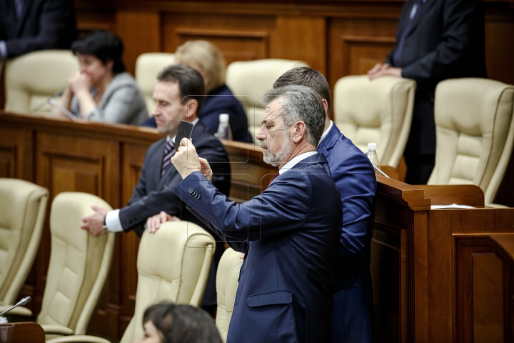 Ultima şedinţă din acest an la Parlament. Deputaţii s-au distrat şi au aplaudat (FOTOREPORT)