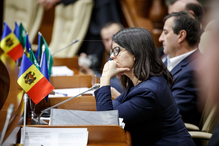 Ultima şedinţă din acest an la Parlament. Deputaţii s-au distrat şi au aplaudat (FOTOREPORT)