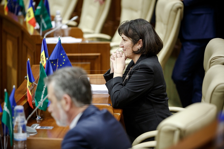 Ultima şedinţă din acest an la Parlament. Deputaţii s-au distrat şi au aplaudat (FOTOREPORT)