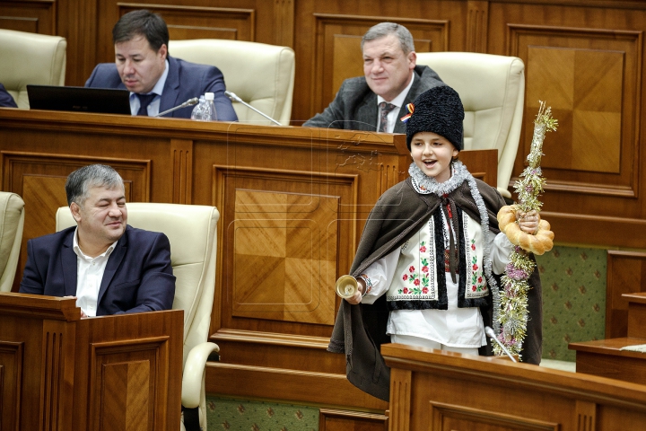 Ultima şedinţă din acest an la Parlament. Deputaţii s-au distrat şi au aplaudat (FOTOREPORT)