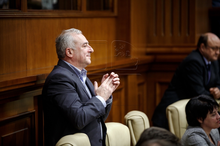 Ultima şedinţă din acest an la Parlament. Deputaţii s-au distrat şi au aplaudat (FOTOREPORT)