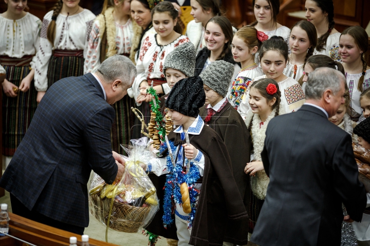 Ultima şedinţă din acest an la Parlament. Deputaţii s-au distrat şi au aplaudat (FOTOREPORT)