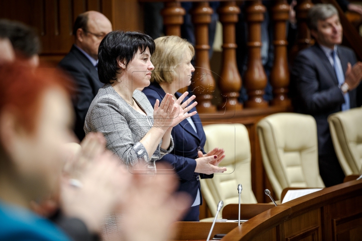 Ultima şedinţă din acest an la Parlament. Deputaţii s-au distrat şi au aplaudat (FOTOREPORT)