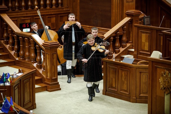 Ultima şedinţă din acest an la Parlament. Deputaţii s-au distrat şi au aplaudat (FOTOREPORT)