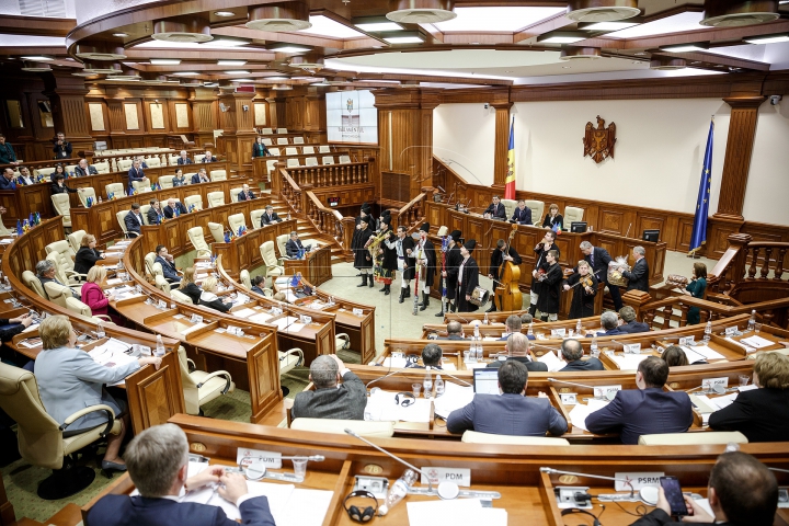 Ultima şedinţă din acest an la Parlament. Deputaţii s-au distrat şi au aplaudat (FOTOREPORT)