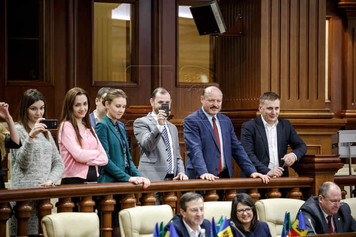 Ultima şedinţă din acest an la Parlament. Deputaţii s-au distrat şi au aplaudat (FOTOREPORT)