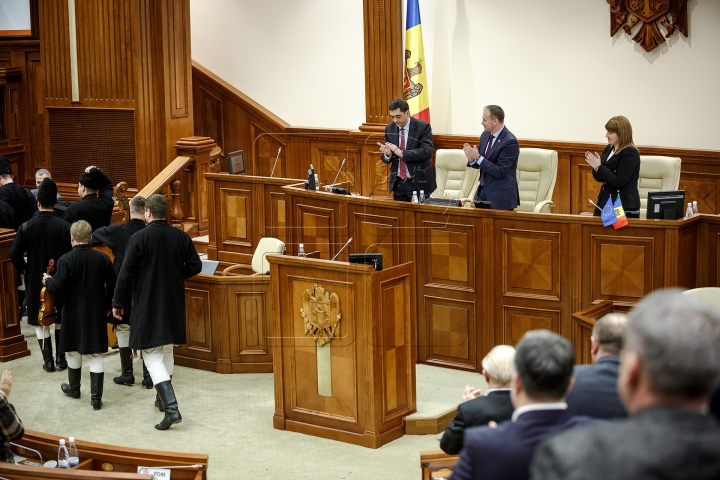 Ultima şedinţă din acest an la Parlament. Deputaţii s-au distrat şi au aplaudat (FOTOREPORT)