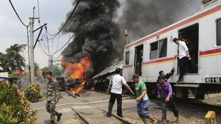 Tragedie în capitala Indoneziei: Un tren a spulberat un microbuz plin de pasageri