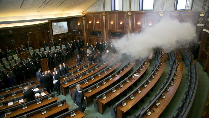 Violenţe în Legislativul Kosovo! Mai mulţi deputaţi au lansat gaze lacrimogene