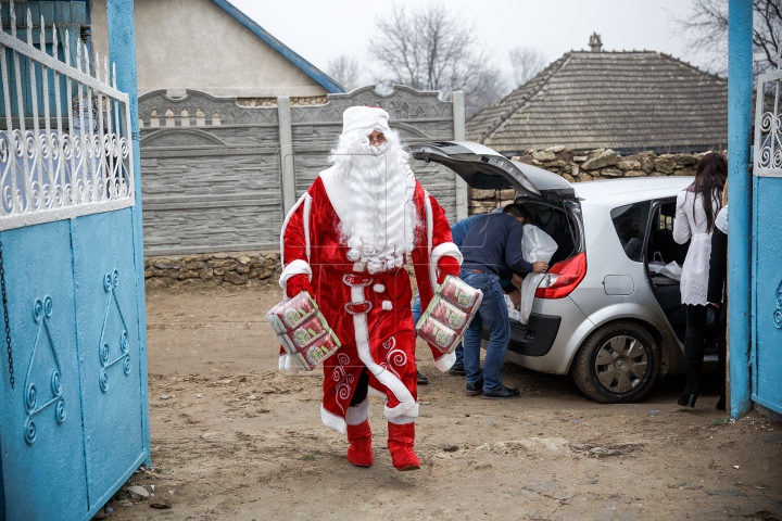 Moş Crăciun EXISTĂ. Cum i-a îndeplinit solicitarea unui băieţel din Măşcăuţi, Criuleni (FOTO REPORT)