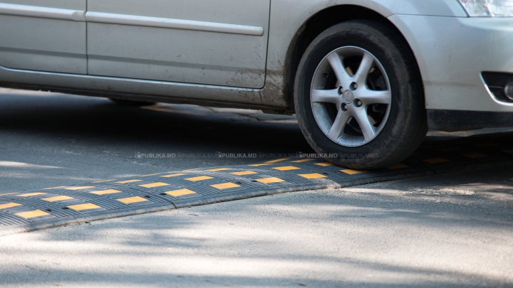 Limitatoarele de viteză dispar de la zebrele din Chişinău. CE SE ÎNTÂMPLĂ