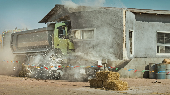 ÎŢI PUI MÂINILE ÎN CAP! Un copil a condus un camion. Cum s-a terminat aventura trăsnită (VIDEO)