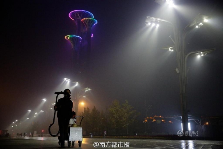 IREAL, dar adevărat. Un artist din China a reușit să facă o cărămidă din smog (FOTO/VIDEO)