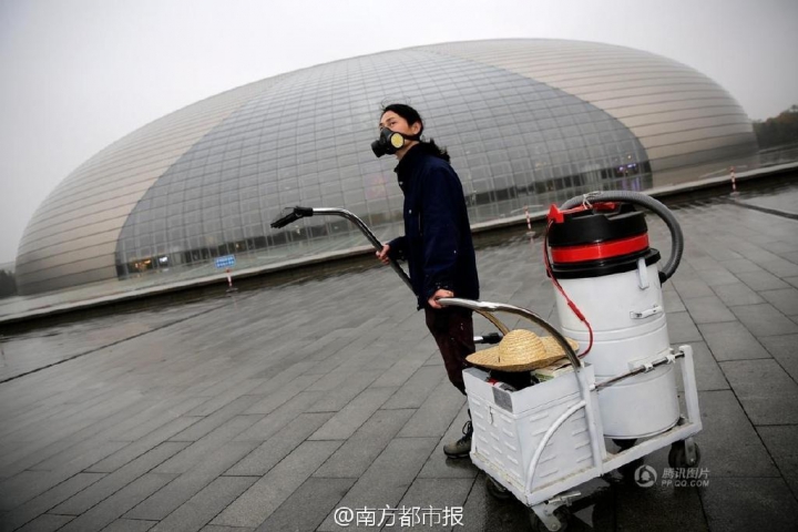 IREAL, dar adevărat. Un artist din China a reușit să facă o cărămidă din smog (FOTO/VIDEO)