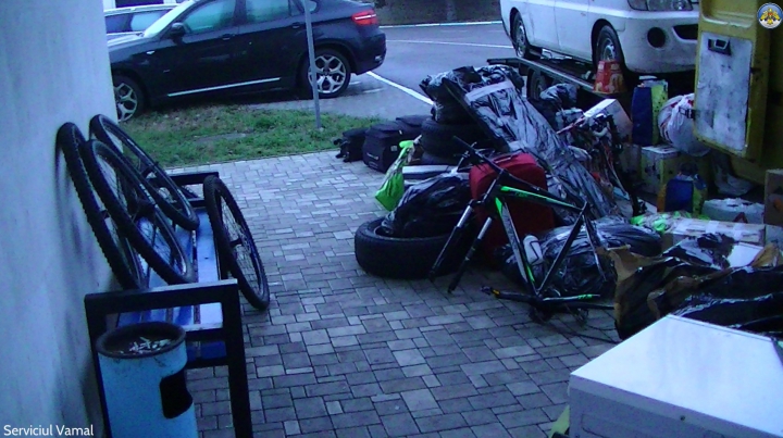 Vameşii au confiscat un lot de mărfuri care nu au fost declarate de un şofer de microbuz la Leuşeni