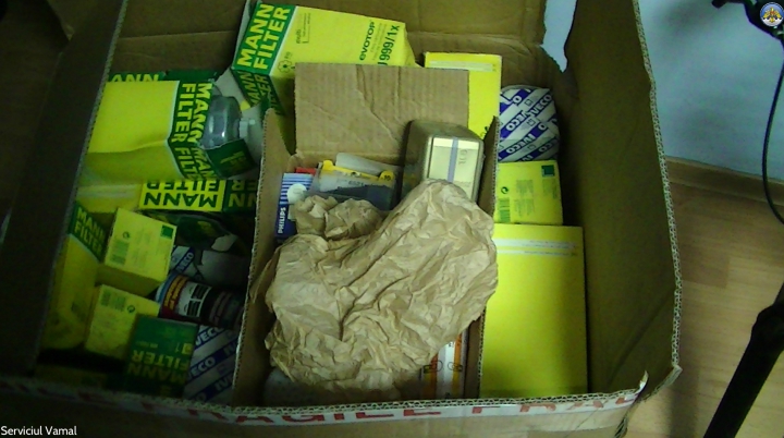 Vameşii au confiscat un lot de mărfuri care nu au fost declarate de un şofer de microbuz la Leuşeni