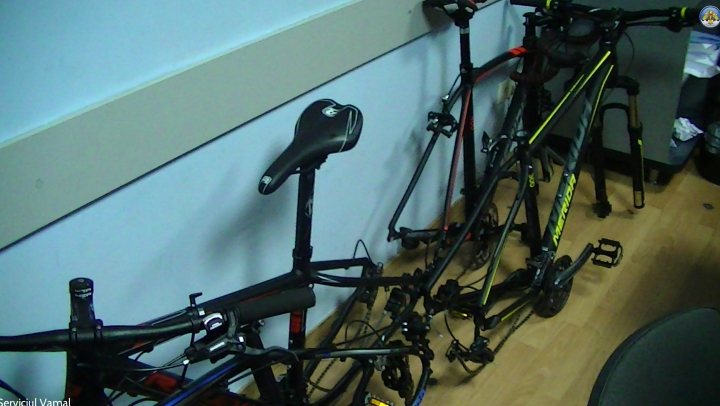 Vameşii au confiscat un lot de mărfuri care nu au fost declarate de un şofer de microbuz la Leuşeni