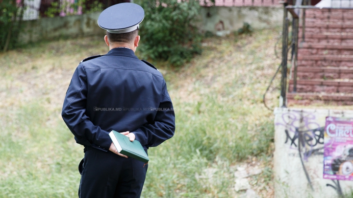 Poliţist de sector, reţinut. Ce a cerut omul legii de la soţia unui bărbat din Chişinău