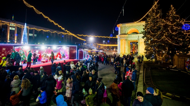 Vin Sărbătorile! Caravana Coca Cola a ajuns în centrul Chișinăului. Fiecare a primit cîte un cadou