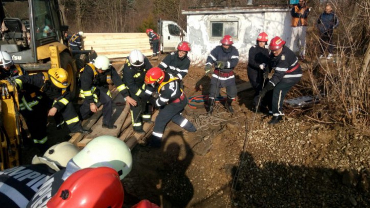 GRAV ACCIDENT DE MUNCĂ! Două persoane au fost acoperite de un mal de pământ (FOTO)