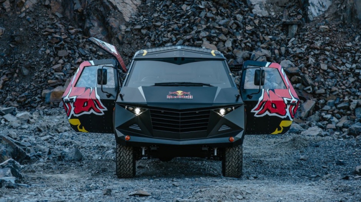 Red Bull a transformat un Land Rover într-un "avion de vânătoare"