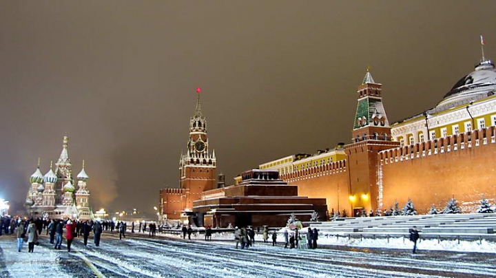 Revelion neobișnuit la Moscova. La iarmarocul din Piața Roșie pot fi procurate globuri cu imagini militare