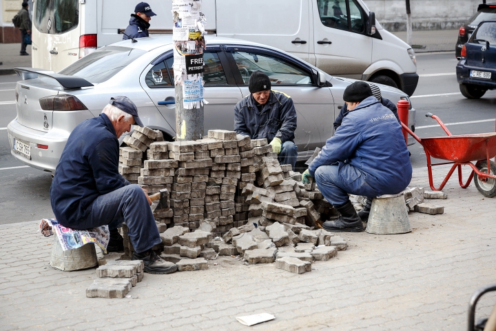 NO COMMENT! Ce se întâmplă pe trotuarele din centrul Capitalei în ajunul sărbătorilor de iarnă (FOTO)