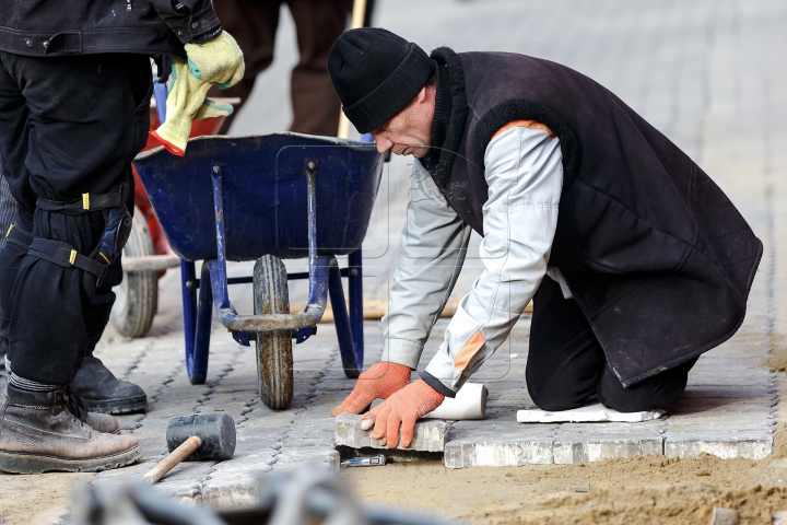 NO COMMENT! Ce se întâmplă pe trotuarele din centrul Capitalei în ajunul sărbătorilor de iarnă (FOTO)