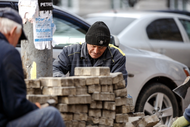 NO COMMENT! Ce se întâmplă pe trotuarele din centrul Capitalei în ajunul sărbătorilor de iarnă (FOTO)