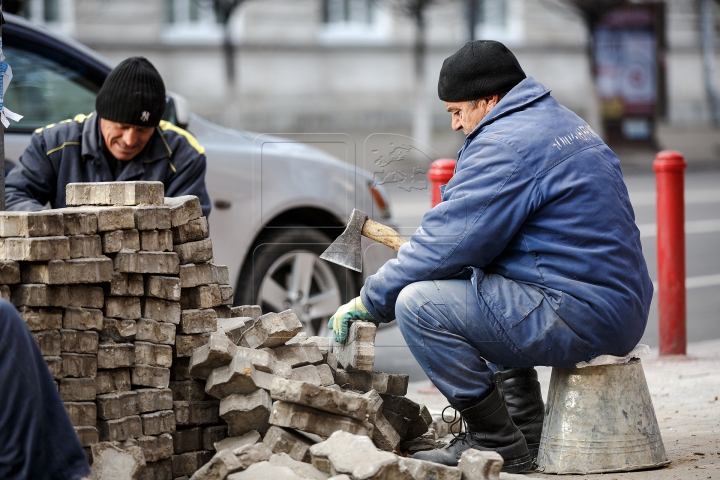 NO COMMENT! Ce se întâmplă pe trotuarele din centrul Capitalei în ajunul sărbătorilor de iarnă (FOTO)