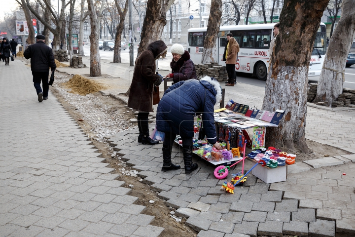 NO COMMENT! Ce se întâmplă pe trotuarele din centrul Capitalei în ajunul sărbătorilor de iarnă (FOTO)