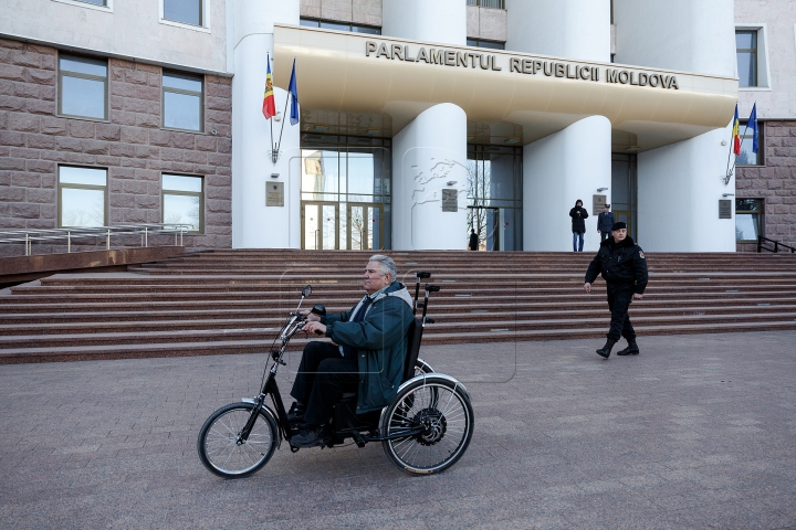 Au parcat ca în România și au fost pedepsiți. Ce au pățit câțiva șoferi din Chișinău (FOTOREPORT)