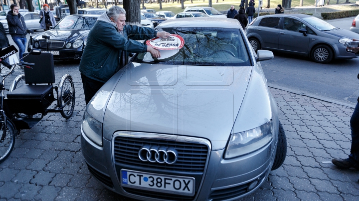 Au parcat ca în România și au fost pedepsiți. Ce au pățit câțiva șoferi din Chișinău (FOTOREPORT)