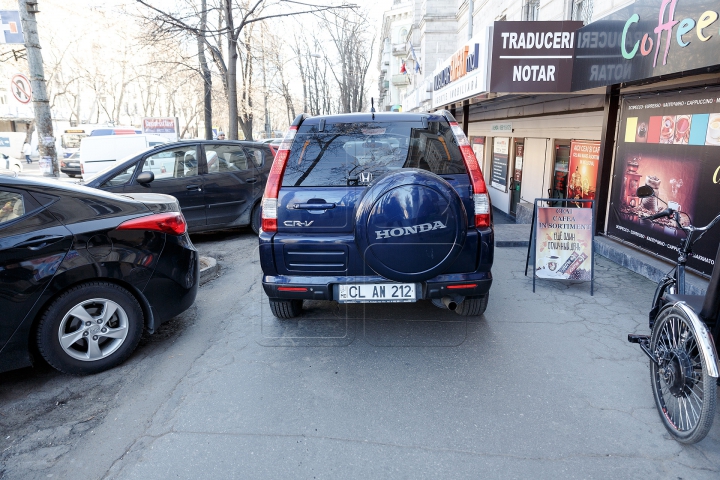 Au parcat ca în România și au fost pedepsiți. Ce au pățit câțiva șoferi din Chișinău (FOTOREPORT)