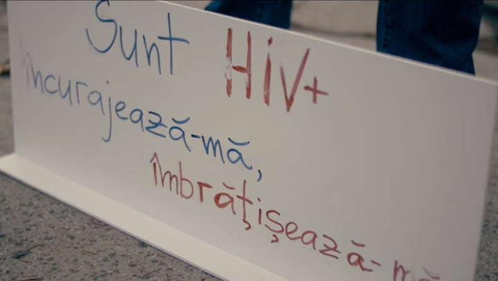 Experiment social: Cum ai reacţiona dacă ai afla că un prieten de-al tău are HIV? (VIDEO)